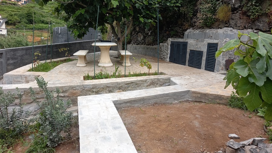 Chão de rocha e paredes de rocha