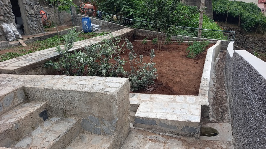 Escadas de rocha rusticas e chão de rocha