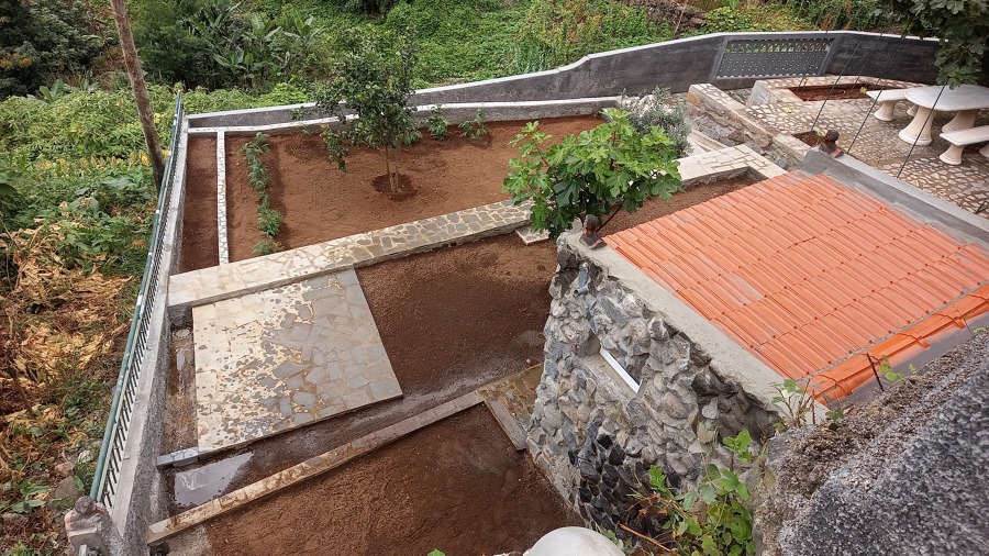 Construção de casa de banho e térreo e chão de rocha e divisões de terrenos