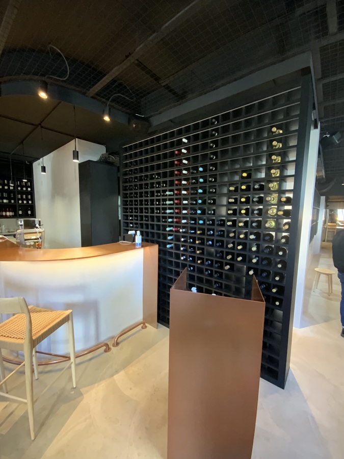 Móvel com prateleiras para restaurante