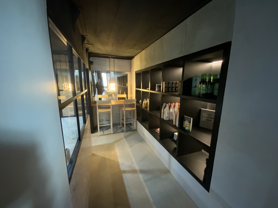 Móvel com prateleiras para restaurante