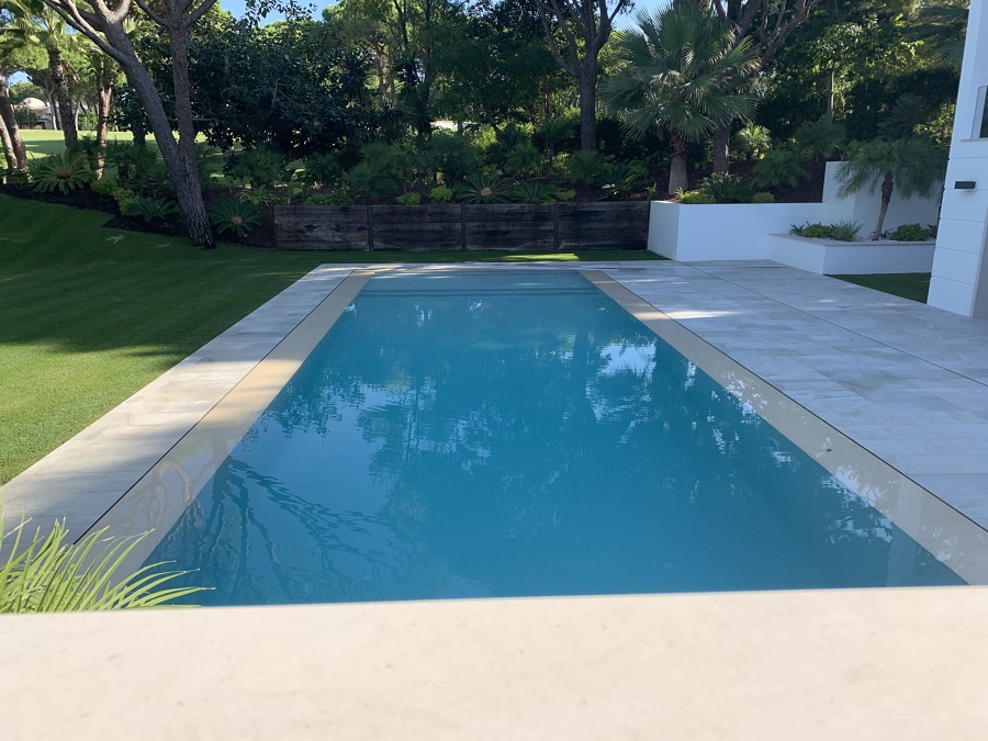 Piscina com caleira e cobertura