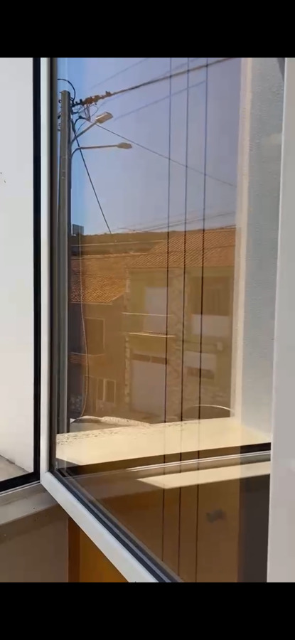 Remoção de adesivo em janela