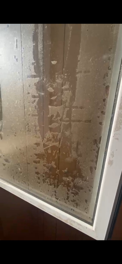 Janela com adesivo limpeza e brilho