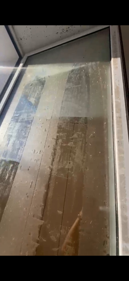 Janela com adesivo limpeza e brilho