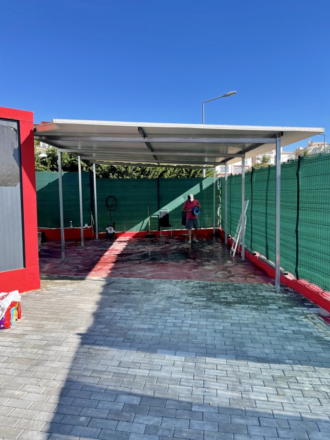 Telhado telha térmica  ambiente de trab com película p carros e engenisaçao  dos estofos e lavagem com