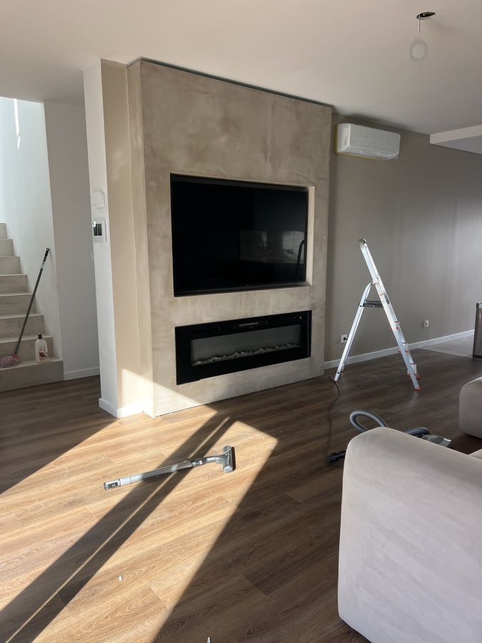 Tv e a lareira ja montada