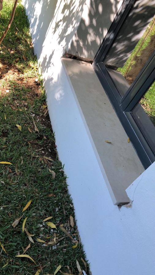 Instalação de bancada exterior em persianas (sem acabamento)