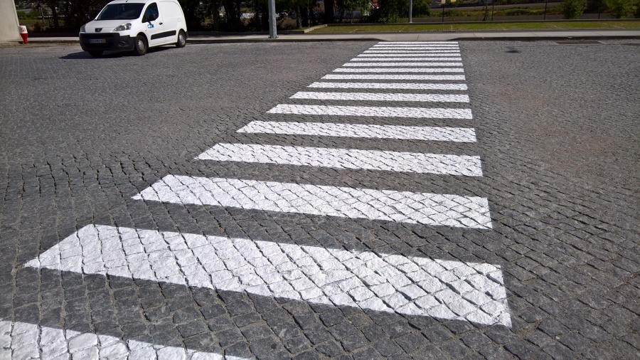 Sinalização horizontal em pavimento exterior