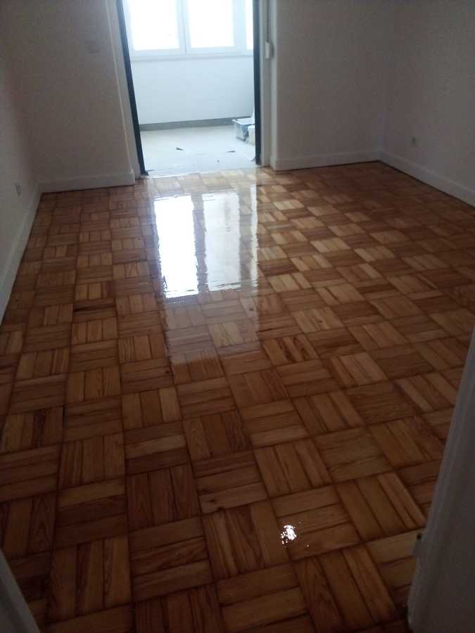 Afagar, envernizar tacos 21 com acabamento verniz Brilhante.