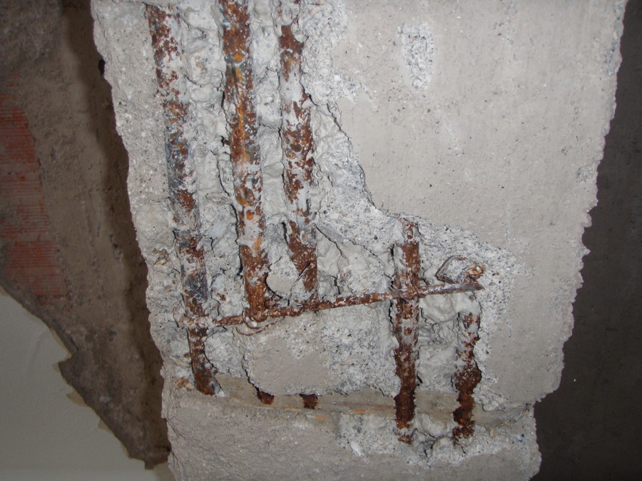 Degradação armaduras em pilar existente