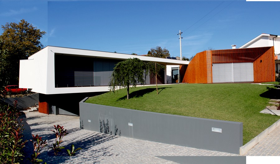 https://www.obraatelier.com/projectos/habitacao/casa-do-ripado-de-madeira/
