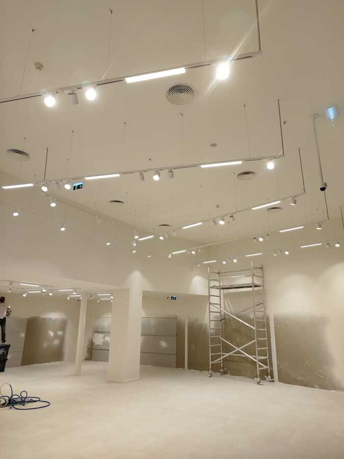 Pintura com airless de uma loja no porto