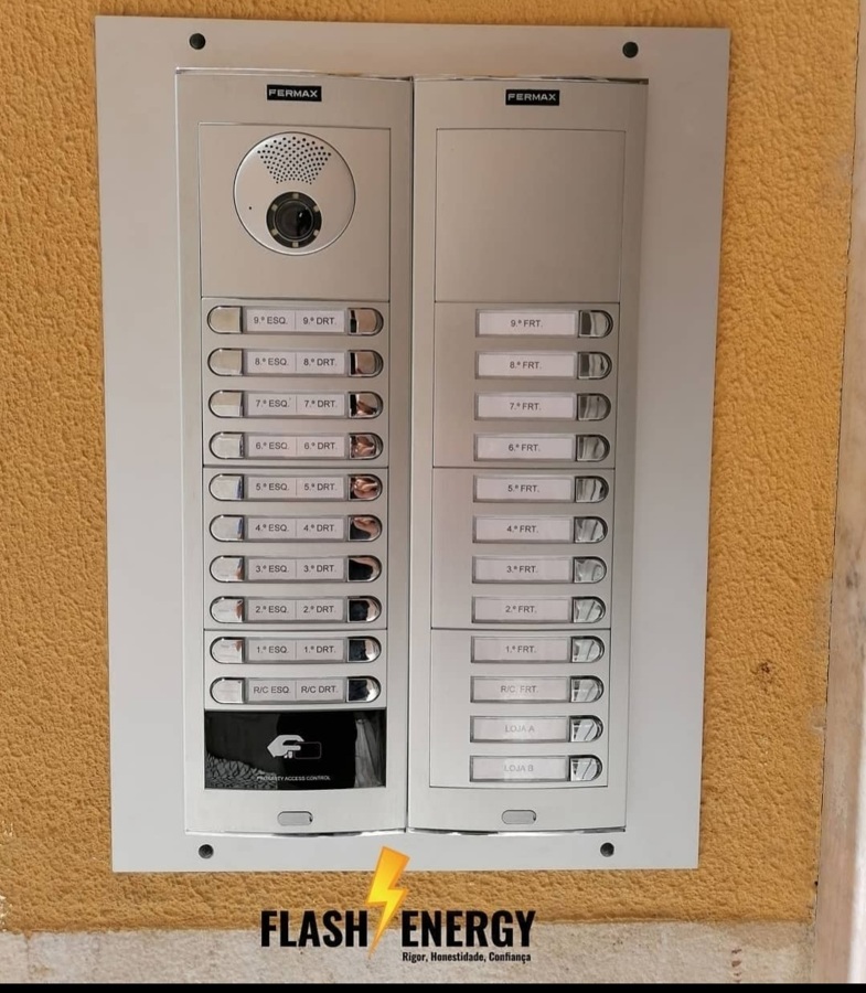 Sistema Fermax. Placa inox, com leitor de cartões.