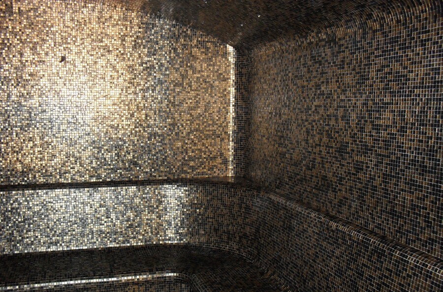 Banho Turco de luxo em Monte Gordo (Algarve) com assentos ergonómicos em pastilha Onix Gold e junta Weber.