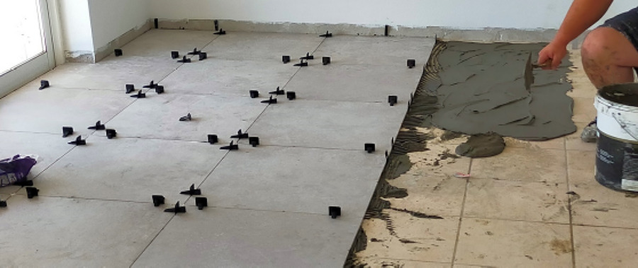 Colocação de pavimento grande formato com colagem dupla.