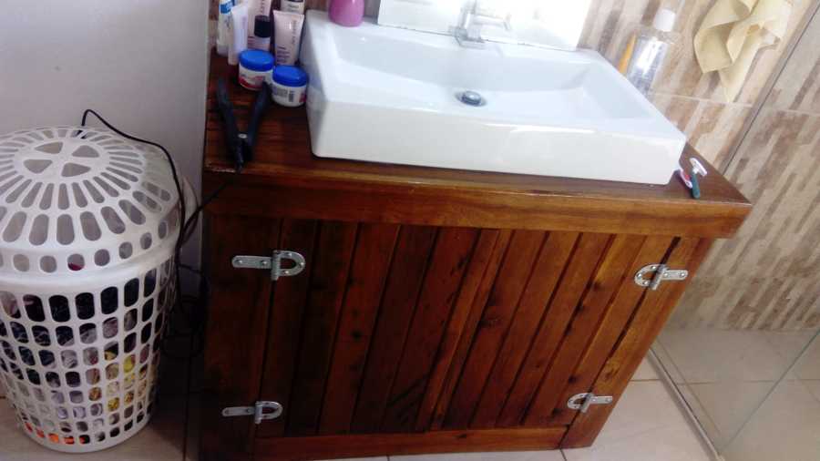 Construção de armário para casa de banho em madeira.
