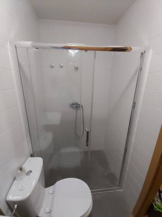 Colocação de cabine de duche e moveis e louças