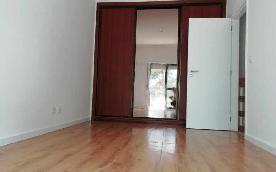 Pavimento flutuante e rodapé