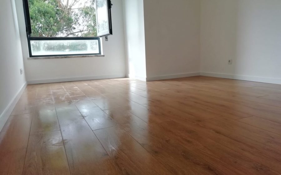 Pavimento flutuante e rodapé