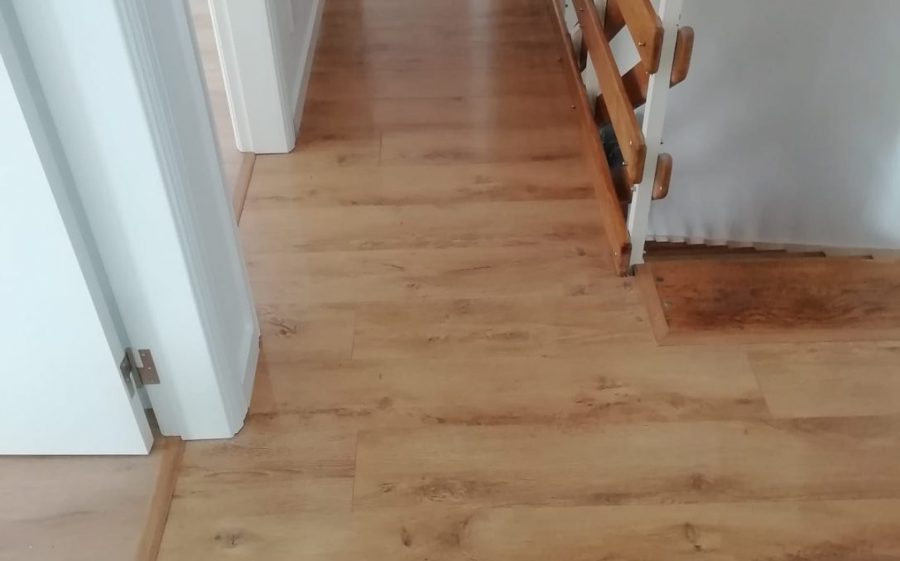 Pavimento flutuante e rodapé