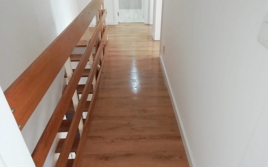 Pavimento flutuante e rodapé