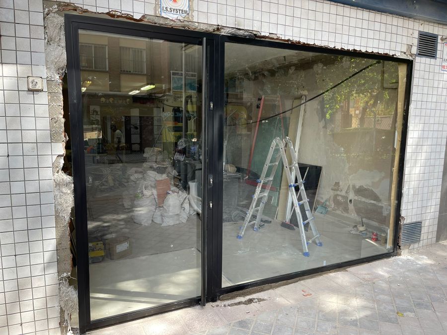Fabricação e Montagem de Porta e Montra em Ferro