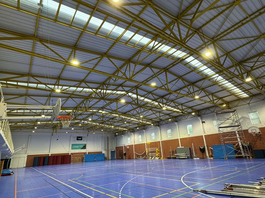 Remoção e Instalação de projectores LED em pavilhao despotivo