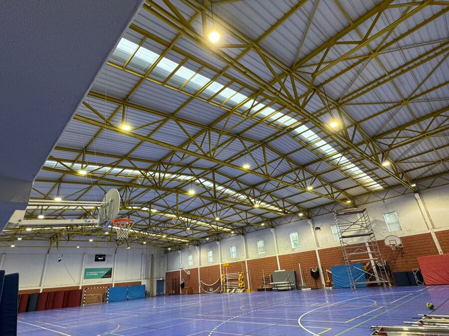 Remoção e Instalação de projectores LED em pavilhao despotivo