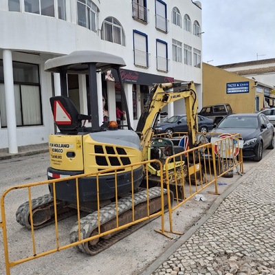 Abertura de vala e regularização de pavimento