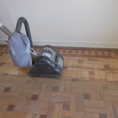 Reparação de tacos em pinho e pinho cerne e substituição de alguns podres recolagem e acabamento verniz acetinado