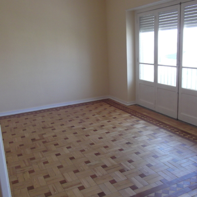 Reparação de tacos em pinho e pinho cerne e substituição de alguns podres recolagem e acabamento verniz acetinado