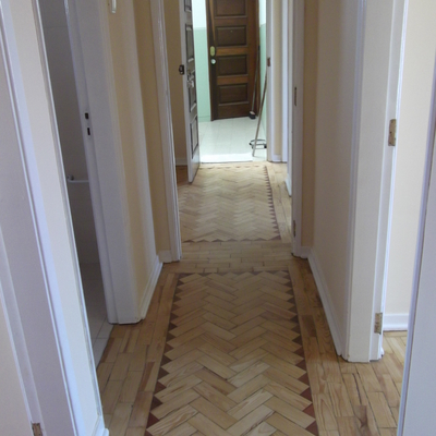 Reparação de tacos em pinho e pinho cerne e substituição de alguns podres recolagem e acabamento verniz acetinado