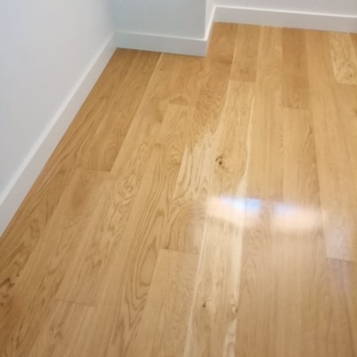 Chão flutuante com rodape branco