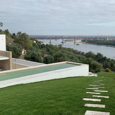 Jardim de moradia relvado