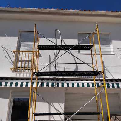 Montagem com recurso de  andaime