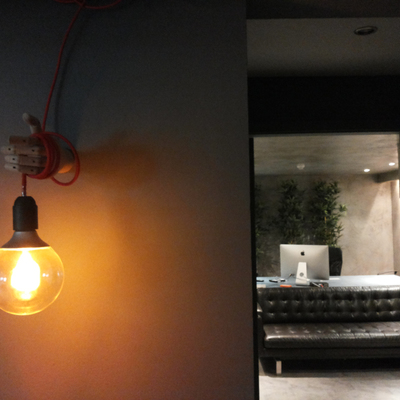 Detalhe de iluminação criativa com mão