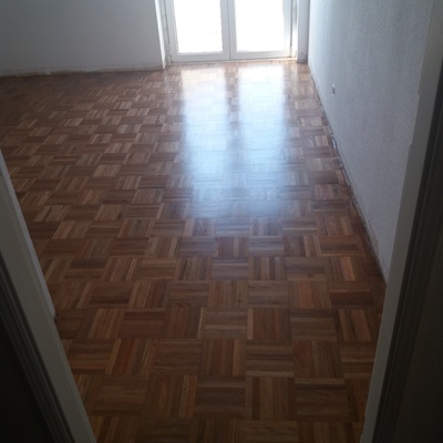 Afagamento e envernizamento de paquet