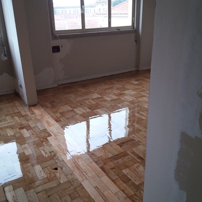 Afagamento e envernizamento de taco 