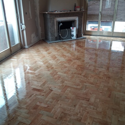 Afagamento e envernizamento de taco 