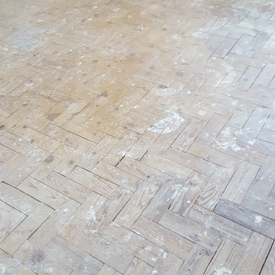 Reparação de pavimento em tacos de pinho