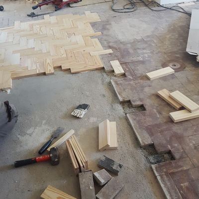 Reconstrução e reparação de pavimento em tacos de pinho com + de 40 anos