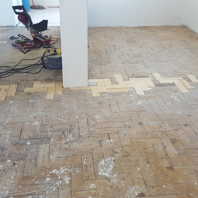 Reconstrução e reparação de pavimento em tacos de pinho com + de 40 anos