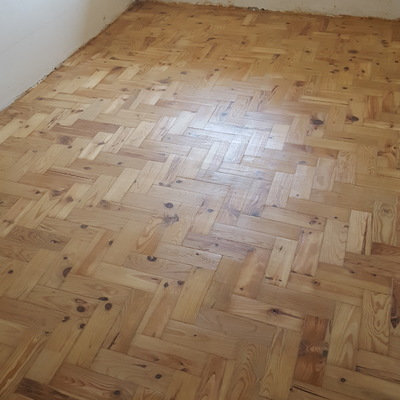 Reparação de pavimento em tacos de pinho
