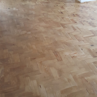 Reconstrução e reparação de pavimento em tacos de pinho com + de 40 anos