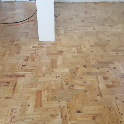 Reconstrução e reparação de pavimento em tacos de pinho com + de 40 anos