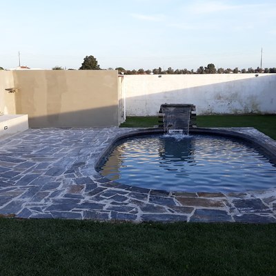 Piscina em pastilhas ervidel Cinza com rebordo preto e cascata