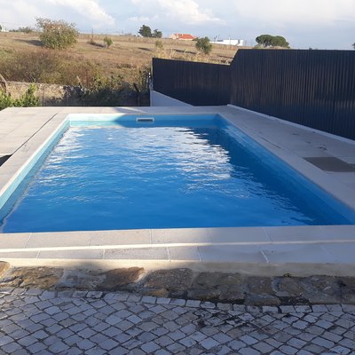 Piscina Tela armada Azul claro e zona envolvente