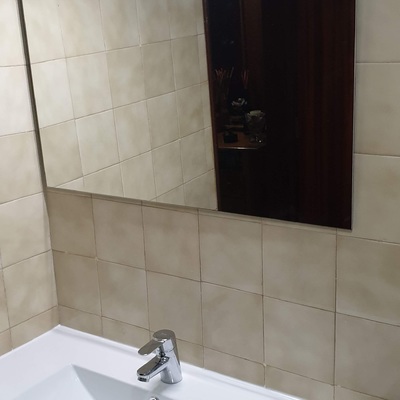 Colocação de espelho com luminária moderna