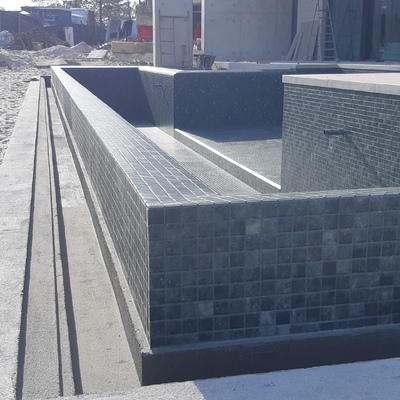 Piscina de transbordo em Tróia Atlantic Village: pastilha Vidrepur Nature Jungle e junta verde escura Kerakoll. Nivelamento perfeito do transbordo.